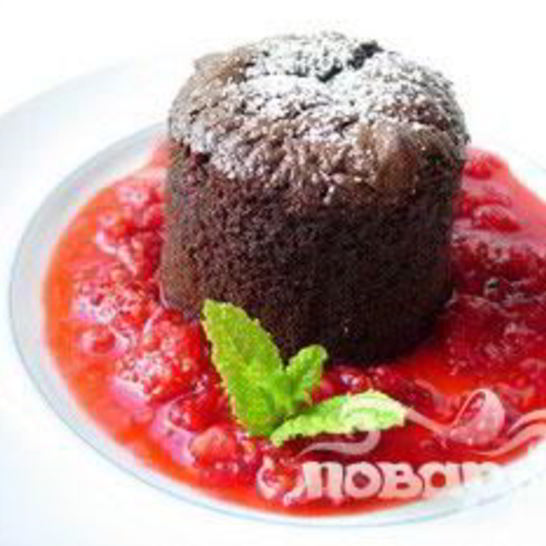 Рецепт шоколадного кекса с малиновым соусом