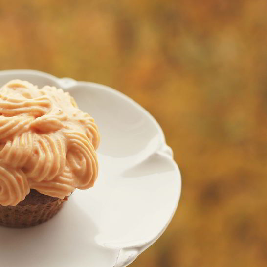 Рецепт цельнозерновых капкейков с пряным тыквенным кремом