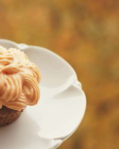 Цельнозерновые капкейки с пряным тыквенным кремом