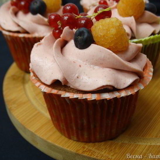 Рецепт ванильных капкейков с сублимированной малиной и клубникой