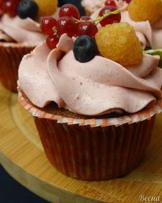 Ванильные капкейки с сублимированной малиной и клубникой