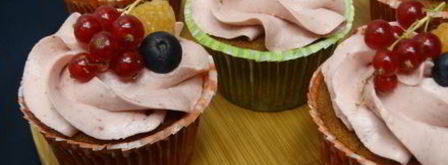 ванильные капкейки с сублимированной малиной и клубникой. Шаг 15