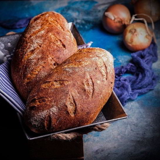 Рецепт батонов на пшеничной закваске с беконом и луком