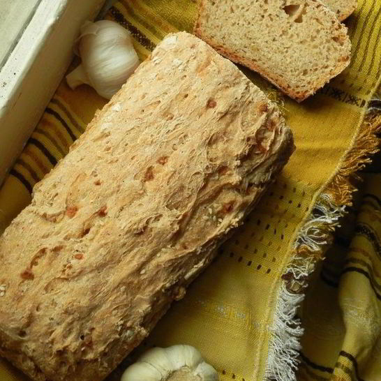 Рецепт хлеба ржано-пшеничный с томатом и чесноком