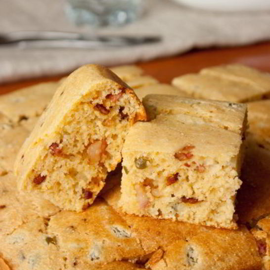 Рецепт кукурузного хлеба с беконом и чили