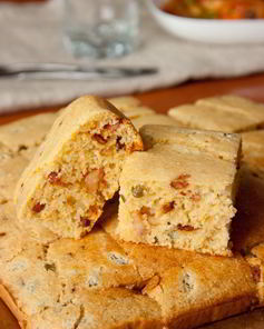 Кукурузный хлеб с беконом и чили