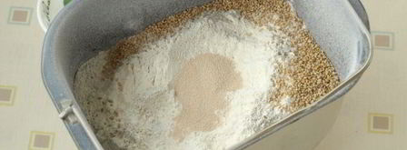 пшенично-ржаной хлеб с кунжутом в хлебопечке. Шаг 2