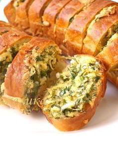 Запеченный батон с сыром и чесноком