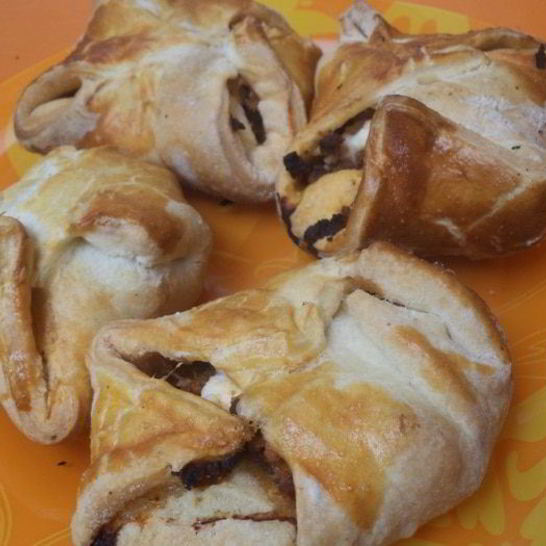 Рецепт конвертиков из слоеного теста с начинкой из мясного фарша и феты