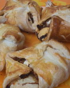 Конвертики из слоеного теста с начинкой из мясного фарша и феты
