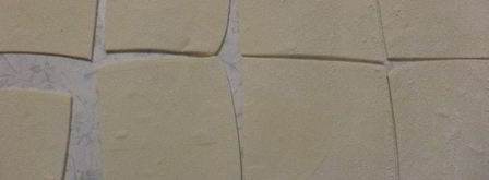 конвертики из слоеного теста с начинкой из мясного фарша и феты. Шаг 3