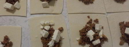 конвертики из слоеного теста с начинкой из мясного фарша и феты. Шаг 4