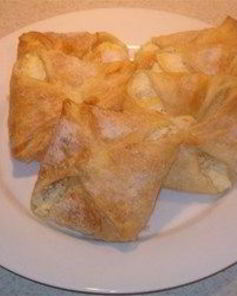 Конвертики из слоеного теста с творогом