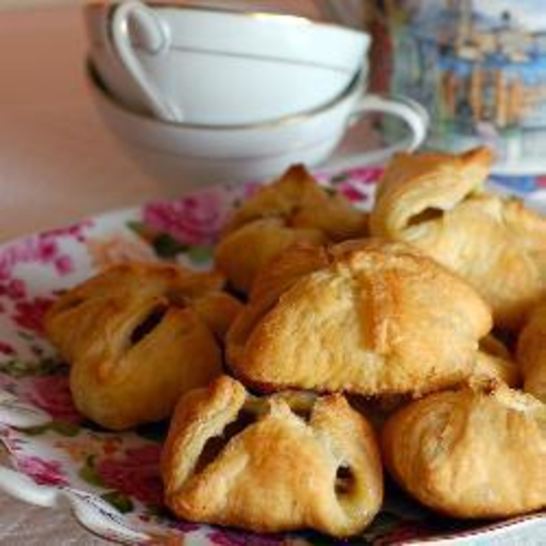 Рецепт конвертиков из слоеного теста с яблоками