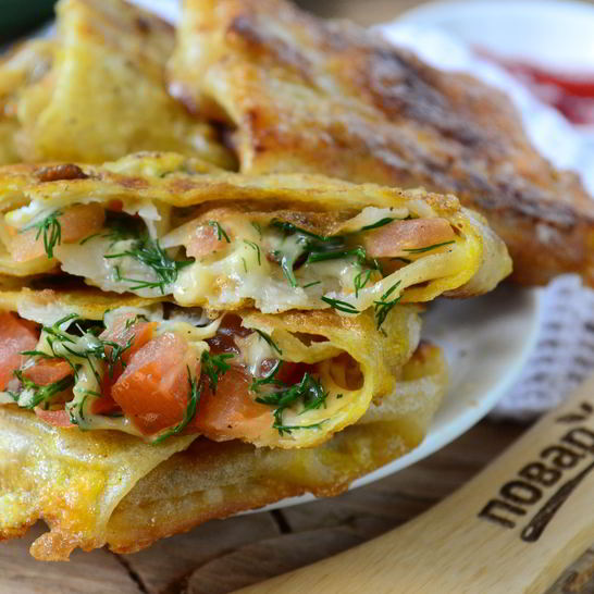 Рецепт конвертиков из лаваша с сыром и помидорами