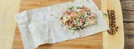 конвертики из лаваша с сыром и помидорами. Шаг 4