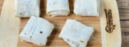 конвертики из лаваша с сыром и помидорами. Шаг 5