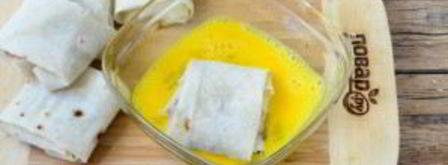 конвертики из лаваша с сыром и помидорами. Шаг 6