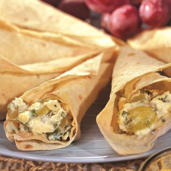 Рецепт кулечков из лаваша с сыром и виноградом