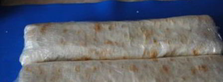 лаваш с крабовыми палочками и плавленым сыром. Шаг 3