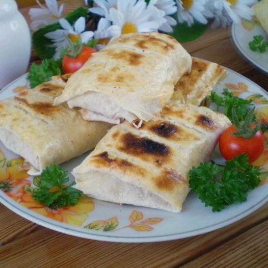 Рецепт лаваша с сыром и помидорами на костре