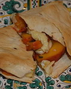 Лаваш с сыром, персиками и шнитт-луком