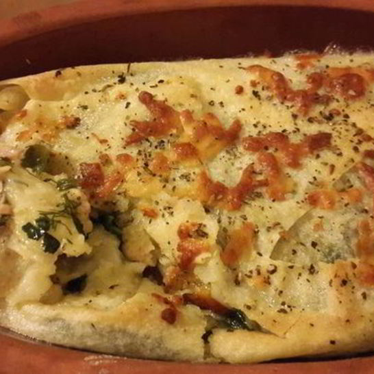 Рецепт лаваша с тунцом и шпинатом, запеченный в глиняной тарелке