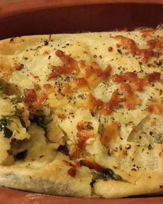 Лаваш с тунцом и шпинатом, запеченный в глиняной тарелке