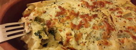 лаваш с тунцом и шпинатом, запеченный в глиняной тарелке. Шаг 11