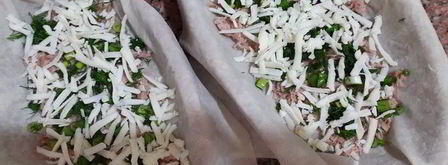 лаваш с тунцом и шпинатом, запеченный в глиняной тарелке. Шаг 7