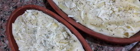 лаваш с тунцом и шпинатом, запеченный в глиняной тарелке. Шаг 10