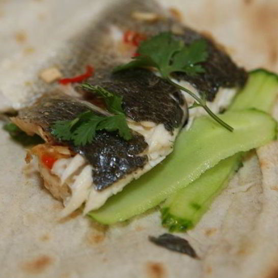 Рецепт пряного сибаса в лаваше с огурцом и зеленью