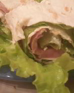 Рулет с ветчиной и сыром в лаваше