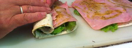 рулетики из лаваша с семгой и ветчиной. Шаг 3