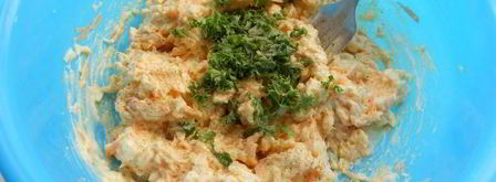 рулетики из лаваша с сыром, яйцами и морковью. Шаг 4