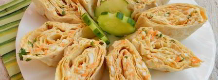 рулетики из лаваша с сыром, яйцами и морковью. Шаг 5