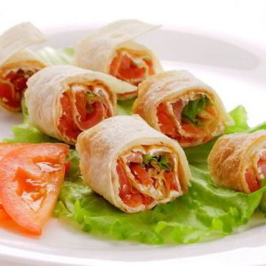 Рецепт рулетиков из тонкого лаваша со слабосоленой семгой