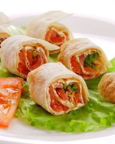 Рулетики из тонкого лаваша со слабосоленой семгой