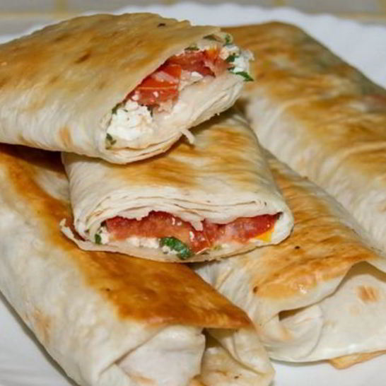 Рецепт рулетов из лаваша с творогом и помидорами
