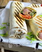 Сосиска в лаваше с корейской морковкой