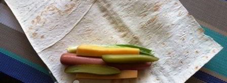 сосиска в лаваше с сыром и огурчиком. Шаг 4