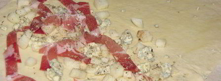 фокачча с грушей, сыром и беконом. Шаг 6