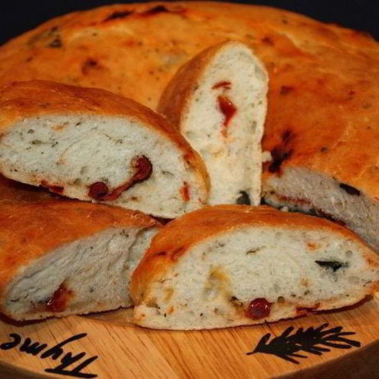 Рецепт фокаччи с маслинами, вялеными помидорами и зеленью