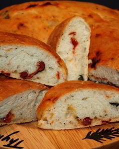 Фокачча с маслинами, вялеными помидорами и зеленью