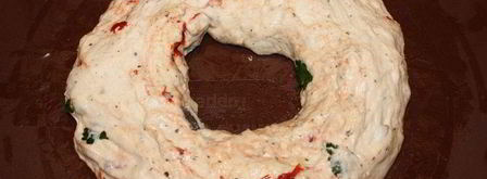 фокачча с маслинами, вялеными помидорами и зеленью. Шаг 2