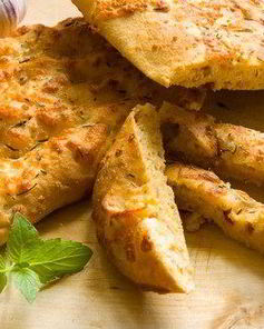 Фокачча с печеным чесноком, зеленым луком и сыром проволоне