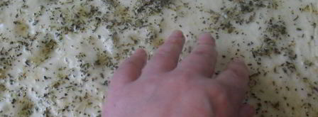 фокачча с розмарином и чесноком. Шаг 5