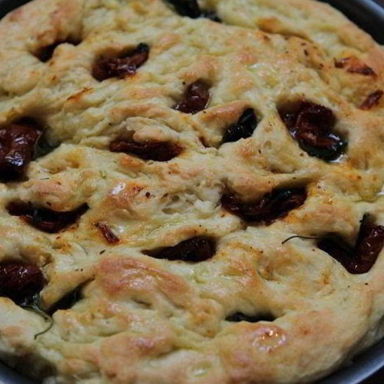 Рецепт фокаччи с вялеными помидорами и базиликом