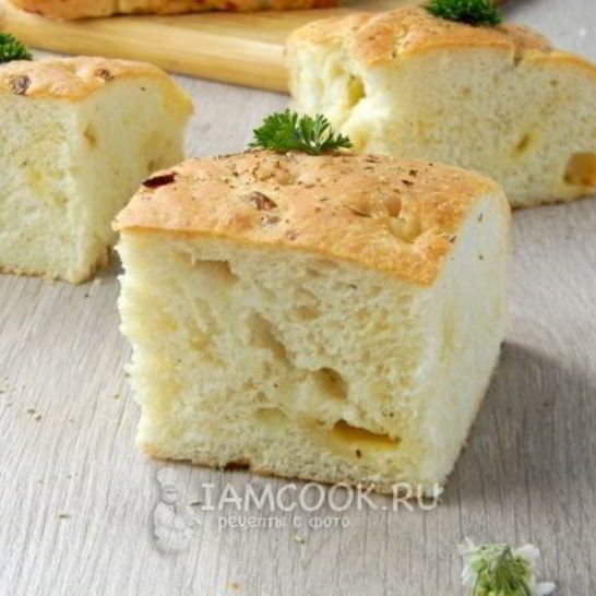 Рецепт фокаччи с жареным луком и сыром