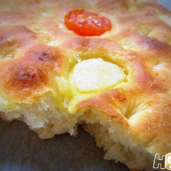 Рецепт картофельной фокаччи с томатами и чесноком